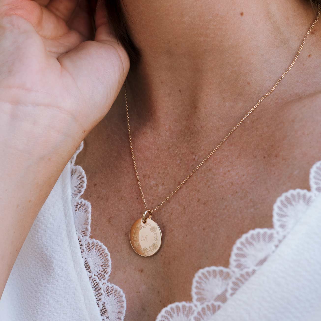 Collier bombé couronne initiale plaqué or