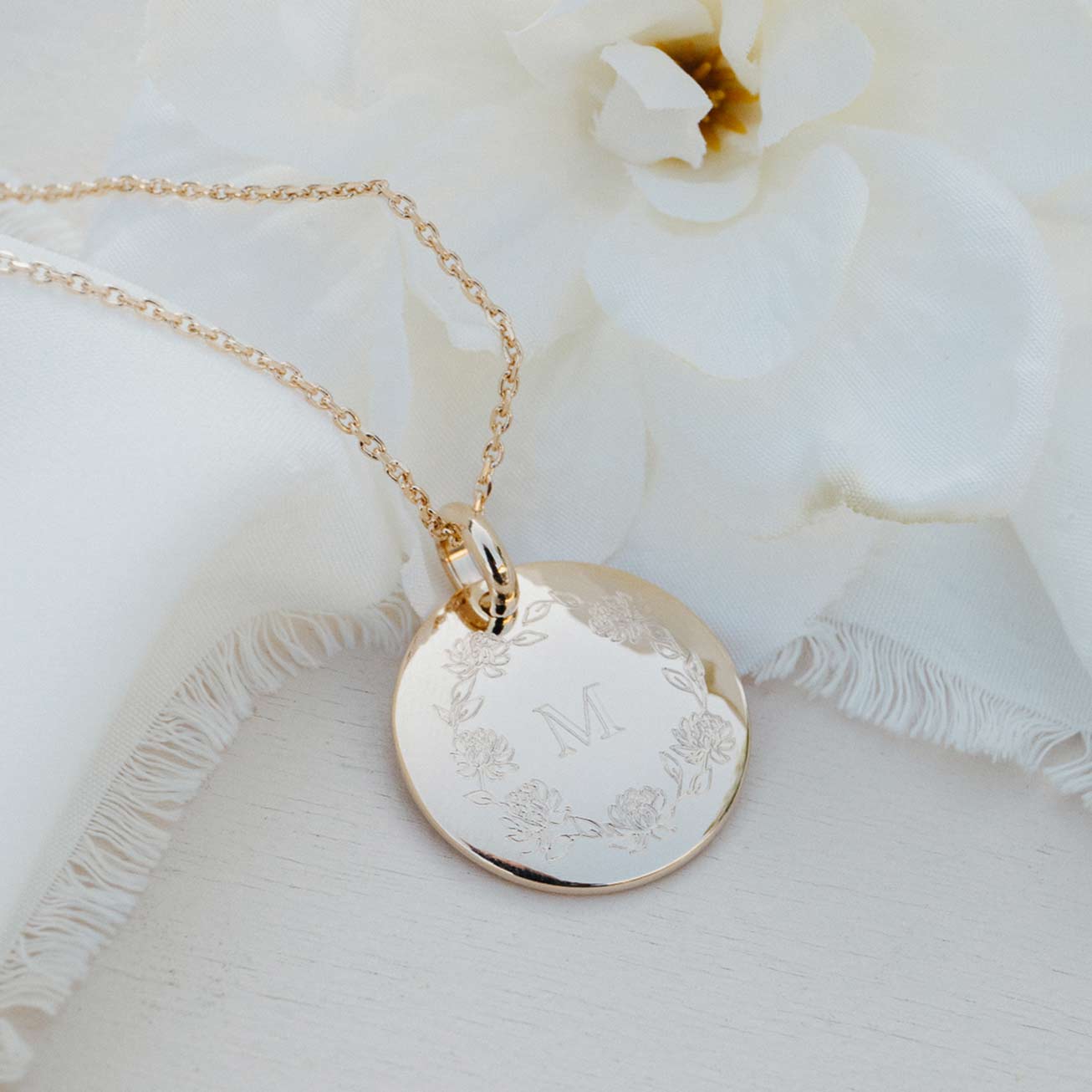 Collier bombé couronne initiale plaqué or