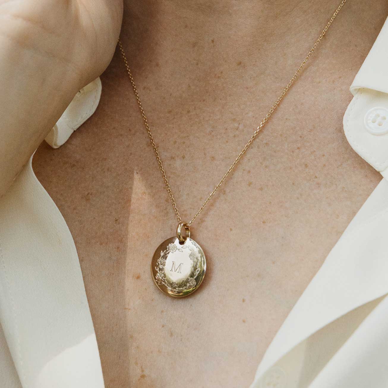 Collier bombé couronne initiale plaqué or