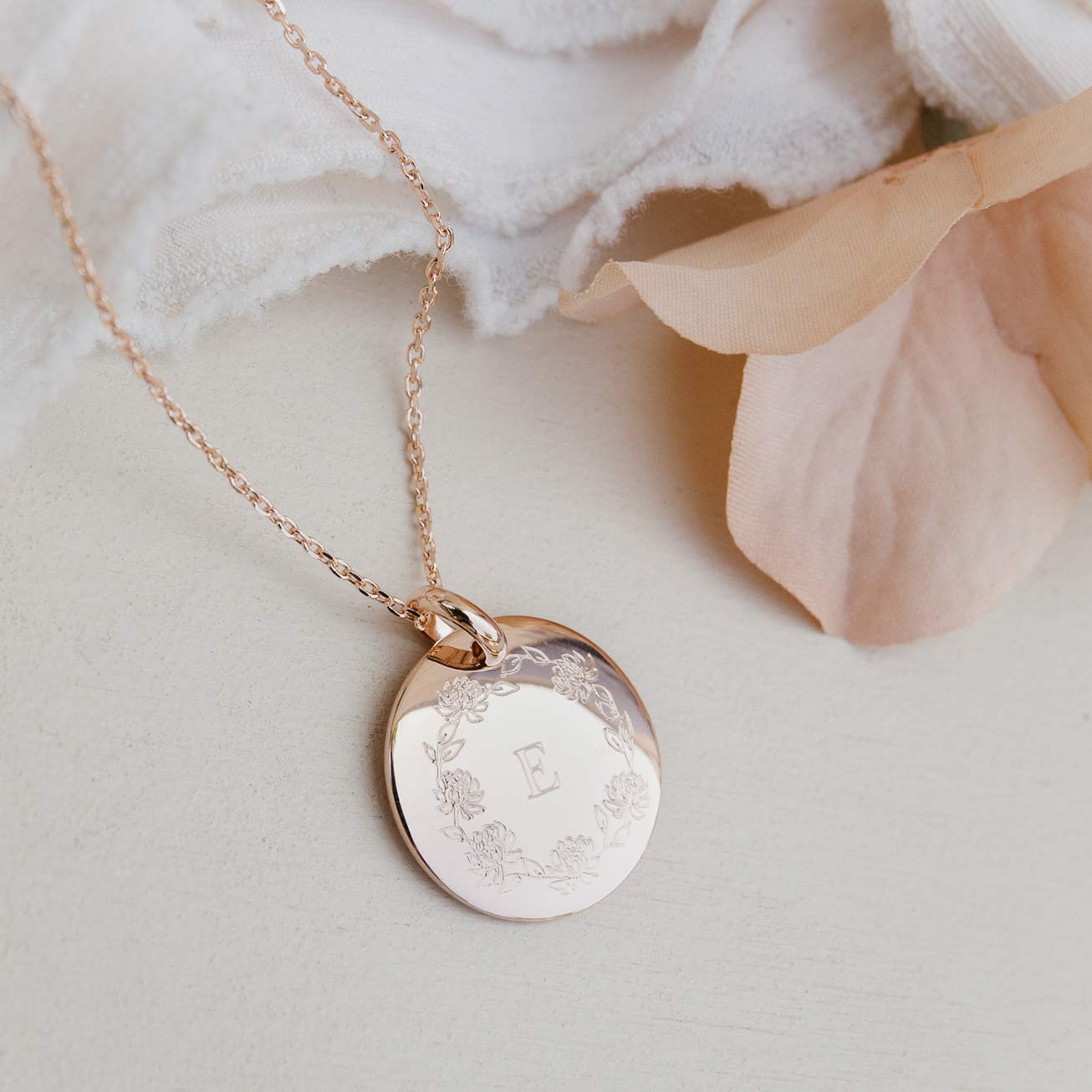 Collier bombé couronne initiale plaqué or rose
