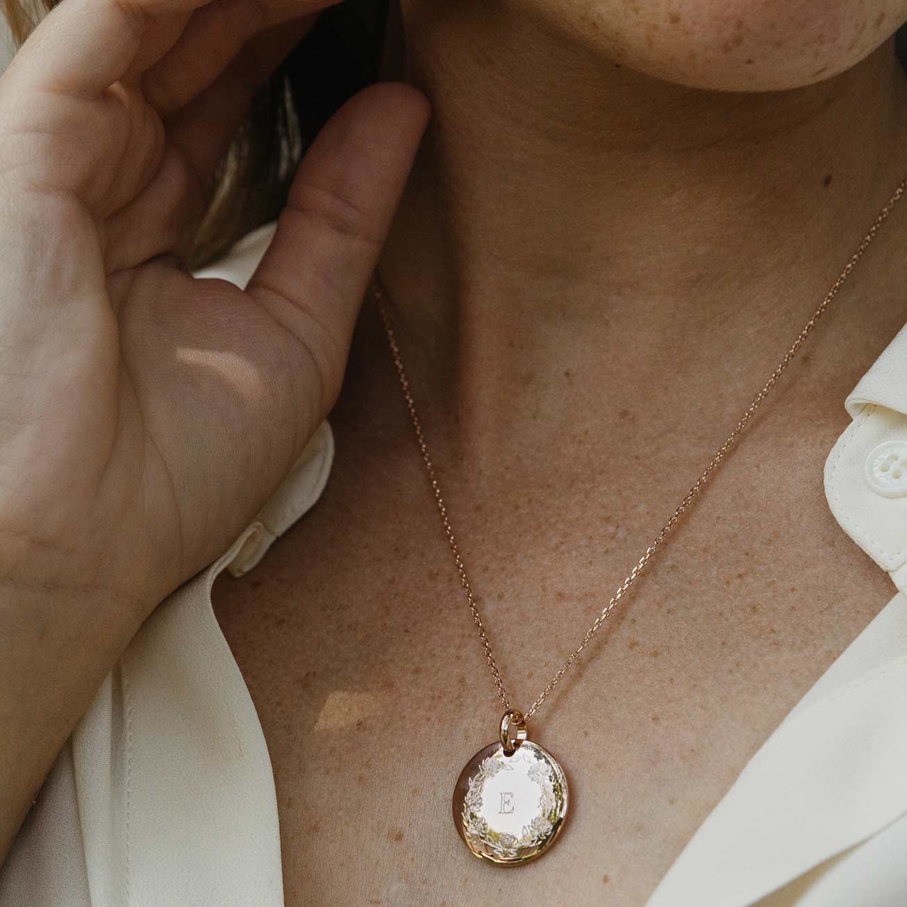 Collier bombé couronne initiale plaqué or rose