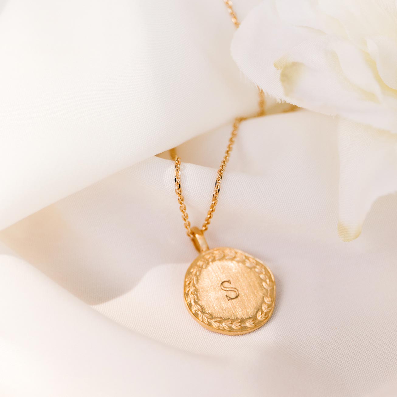 Médaille enfant couronne initiale or brossé