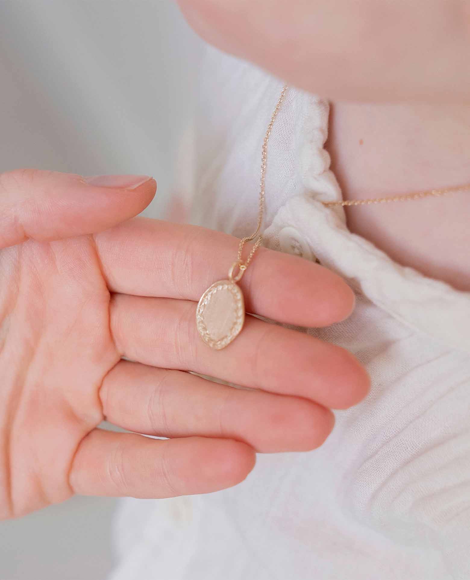 Médaille enfant couronne initiale or brossé