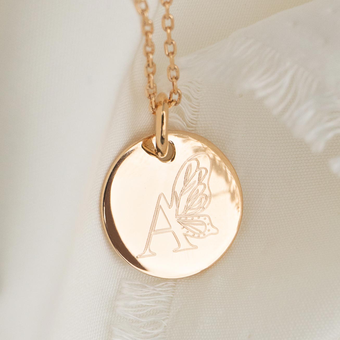 Médaille enfant initiale papillon