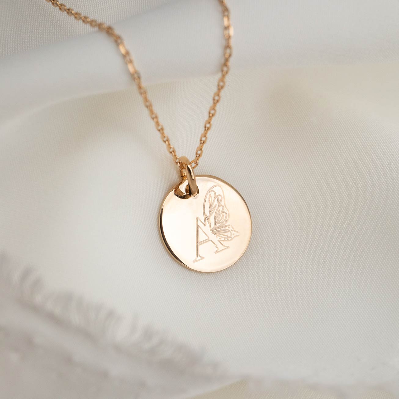 Médaille enfant initiale papillon