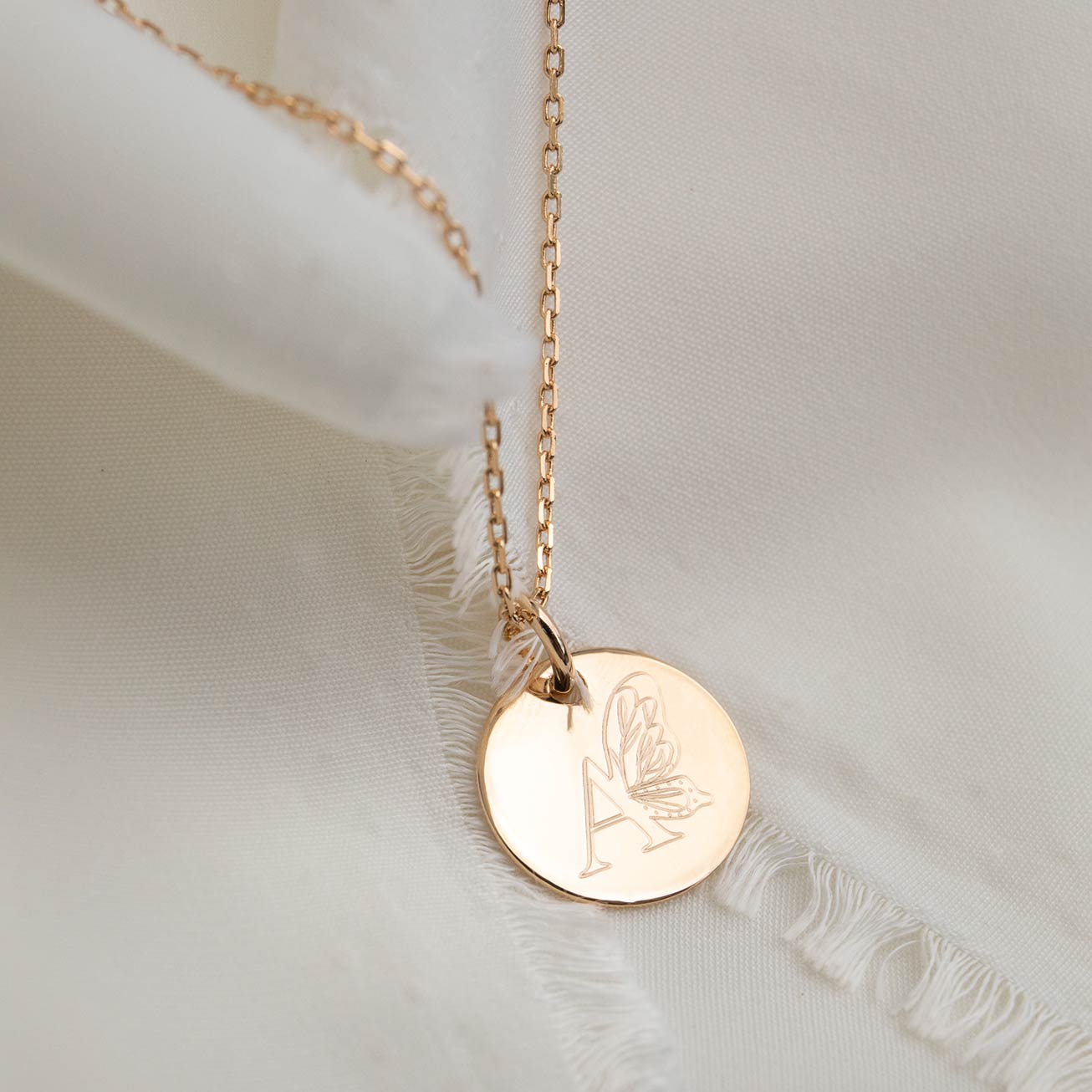 Médaille enfant initiale papillon