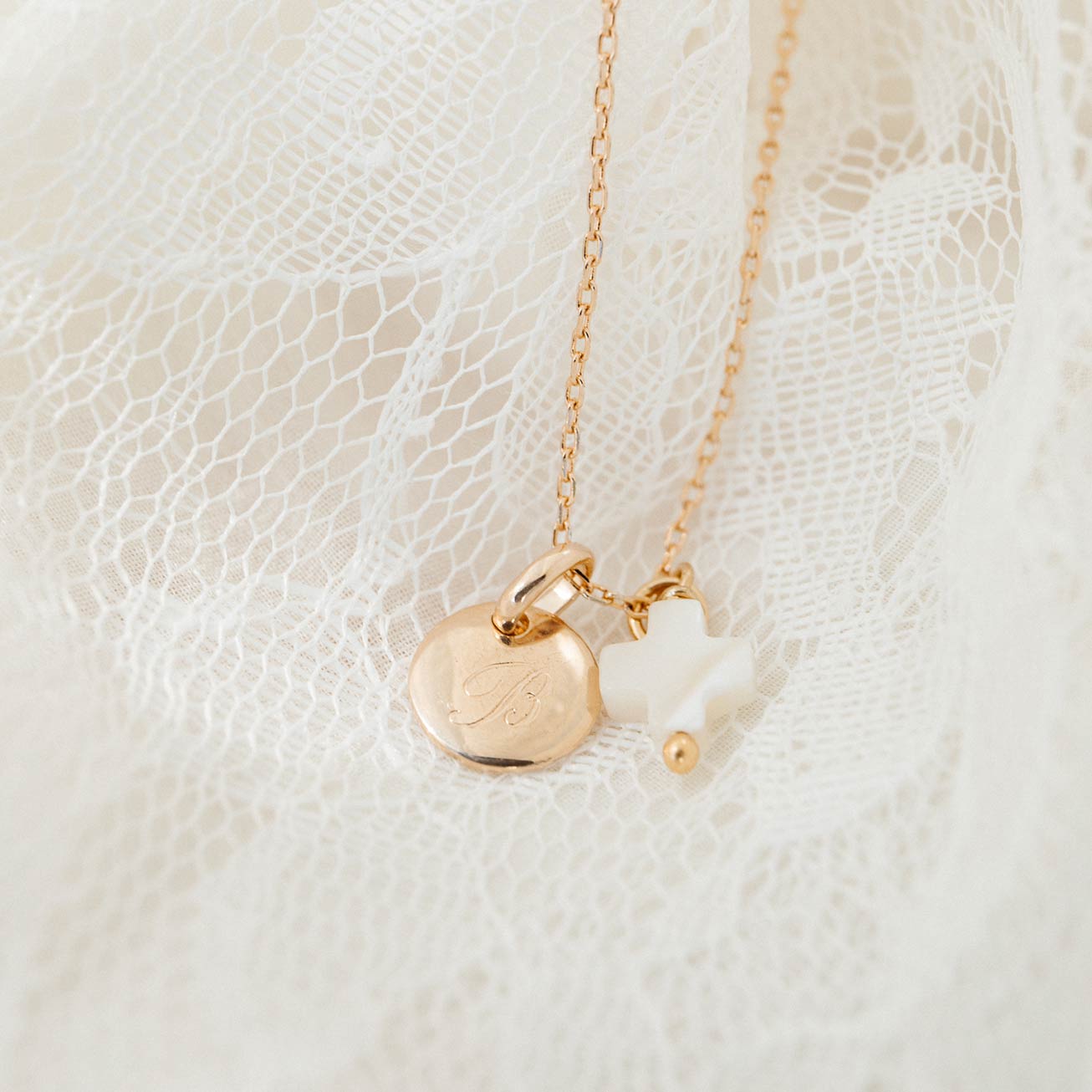 Collier baptême initiale et croix nacre