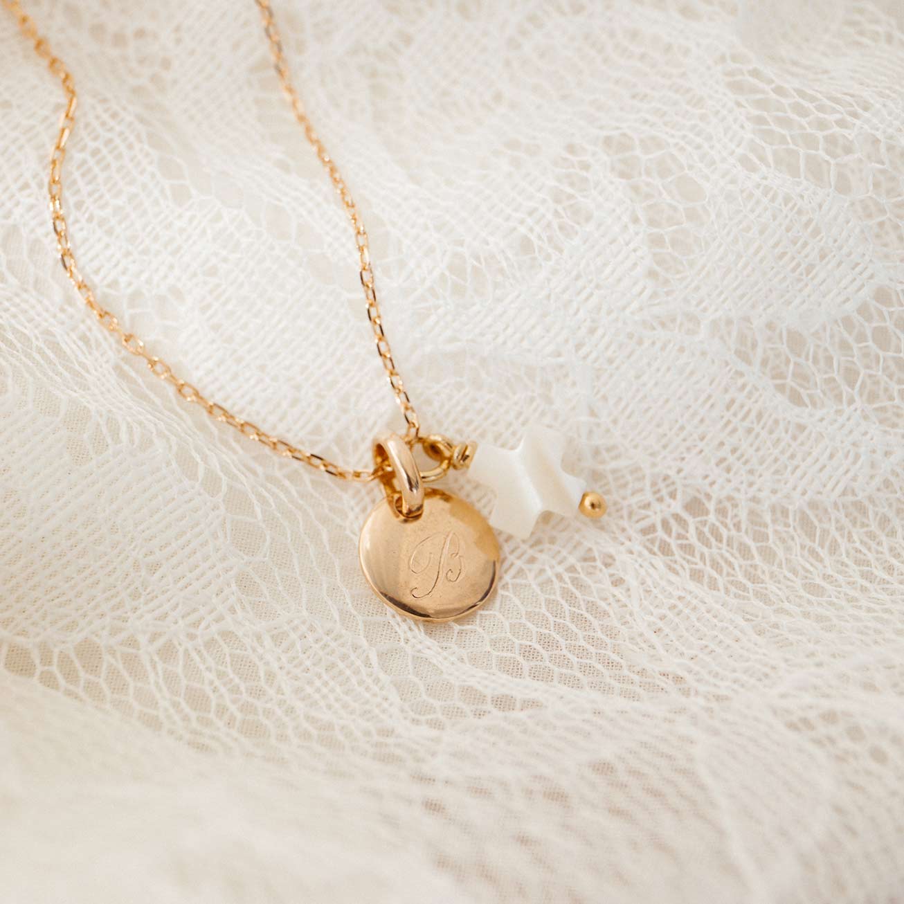 Collier baptême initiale et croix nacre