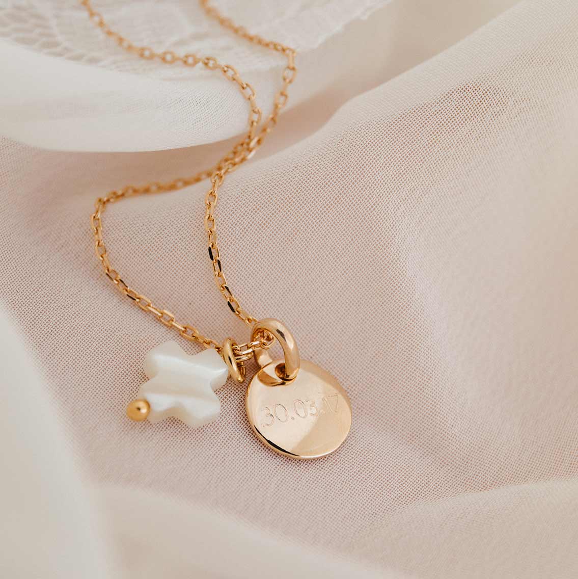 Collier baptême initiale et croix nacre