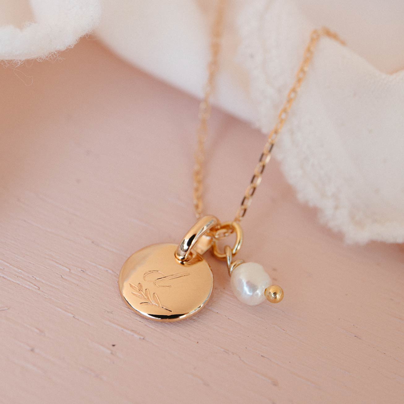 Collier initiale feuille et perle enfant