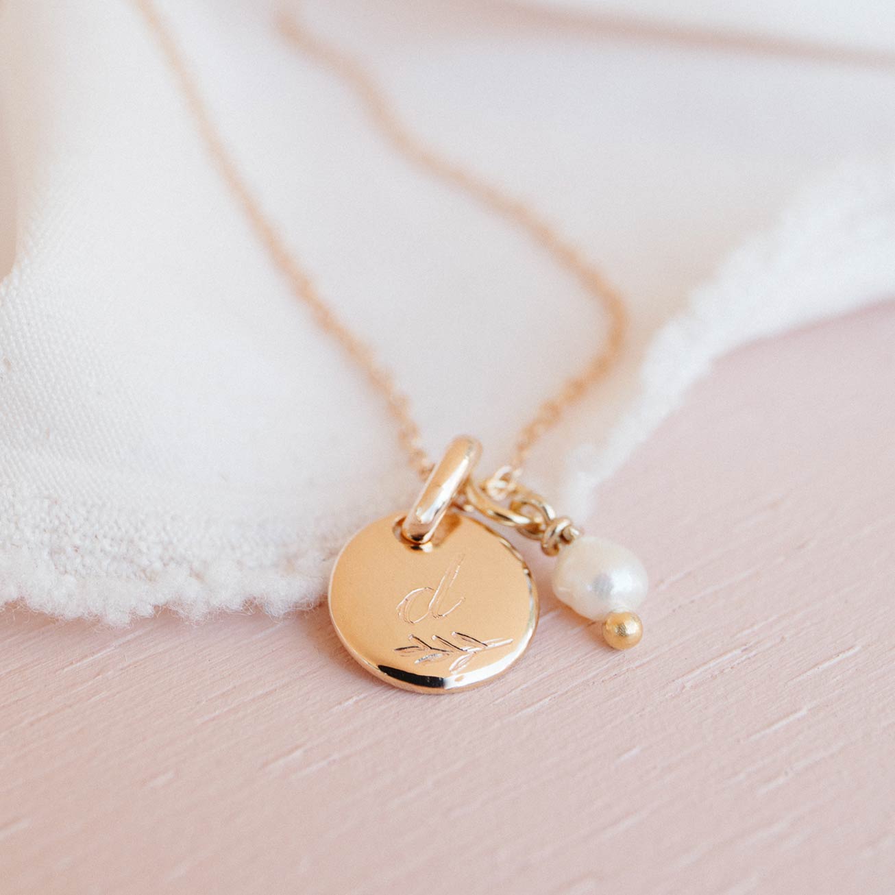 Collier initiale feuille et perle enfant