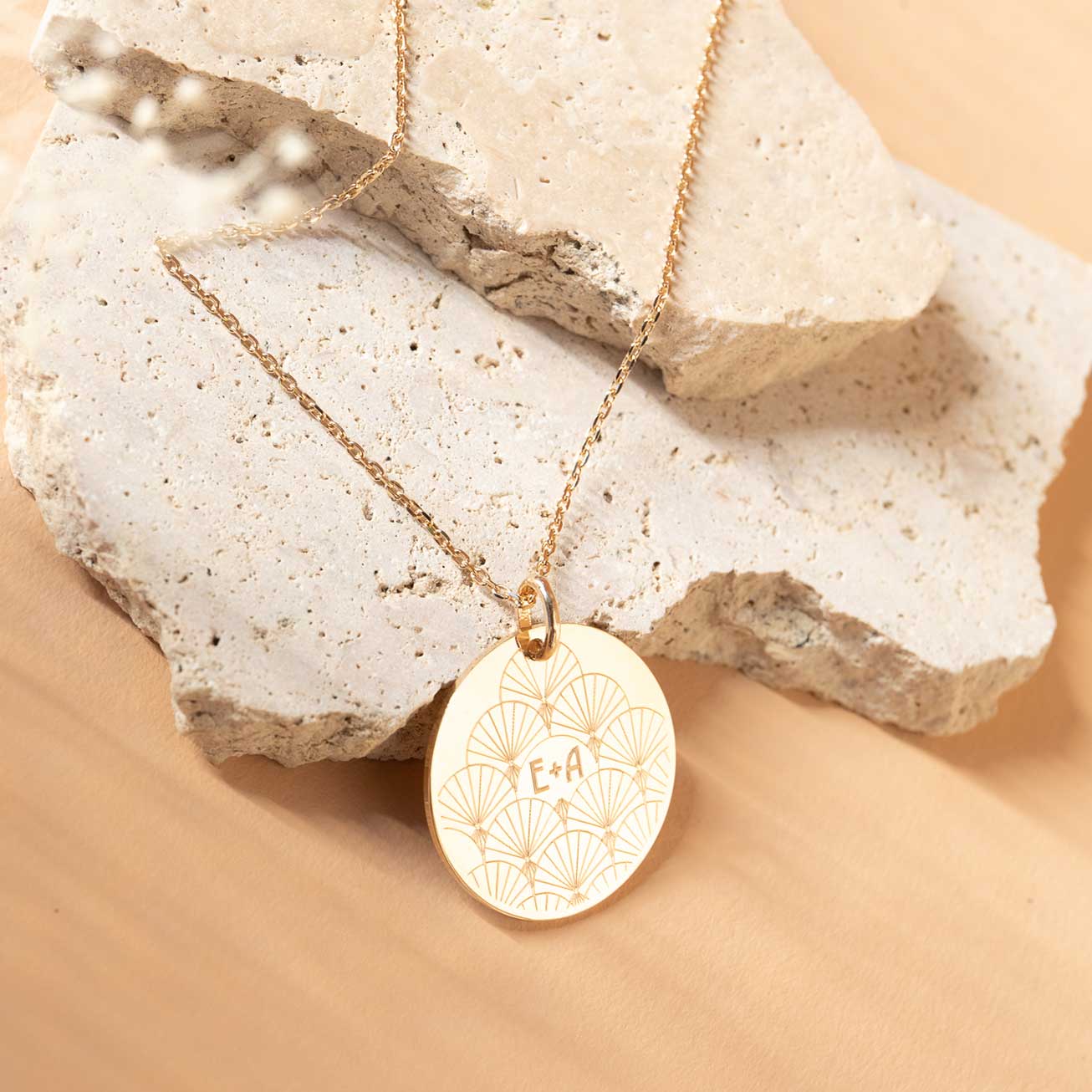 Médaille art déco initiales