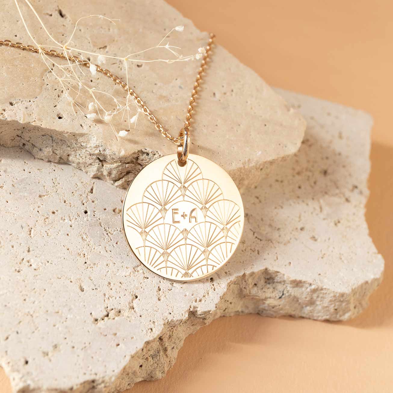 Médaille art déco initiales