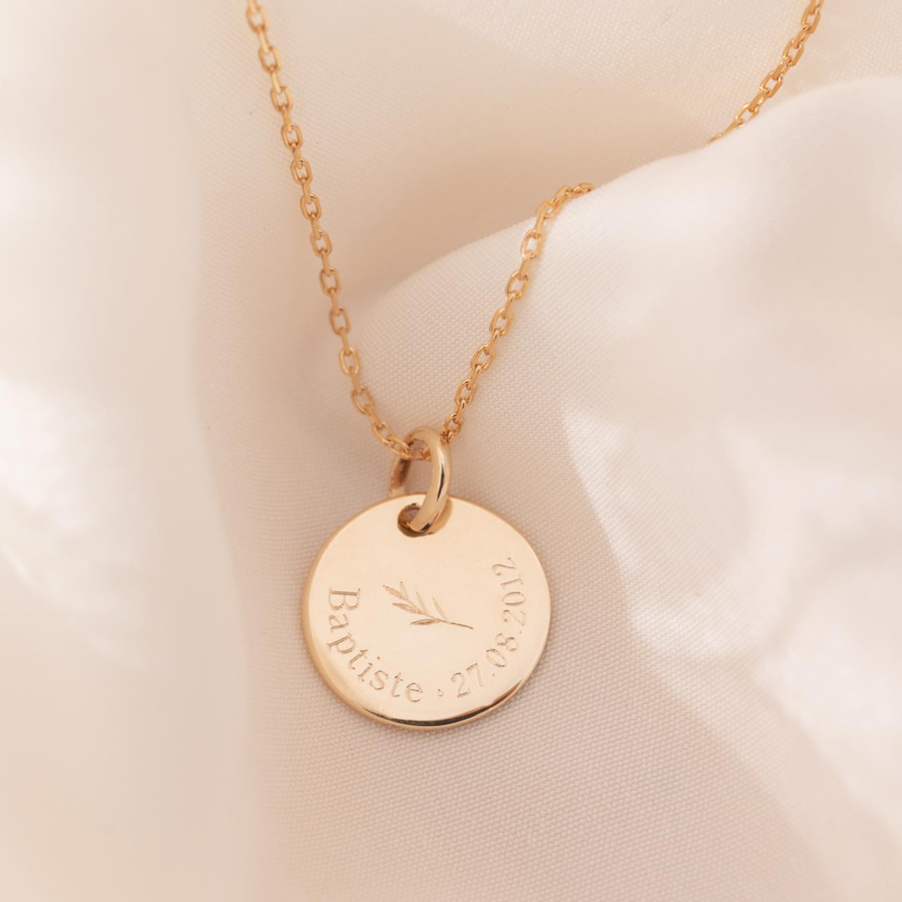 Médaille baptême prénom date et sa feuille