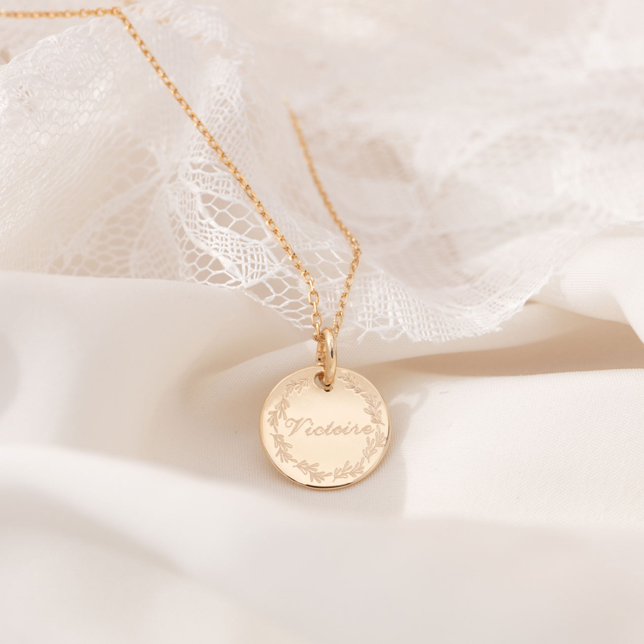 Collier baptême personnalisé couronne de feuilles