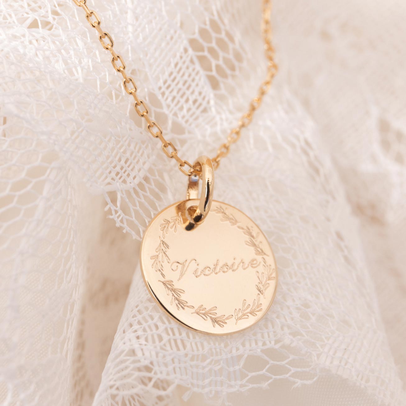 Collier baptême personnalisé couronne de feuilles