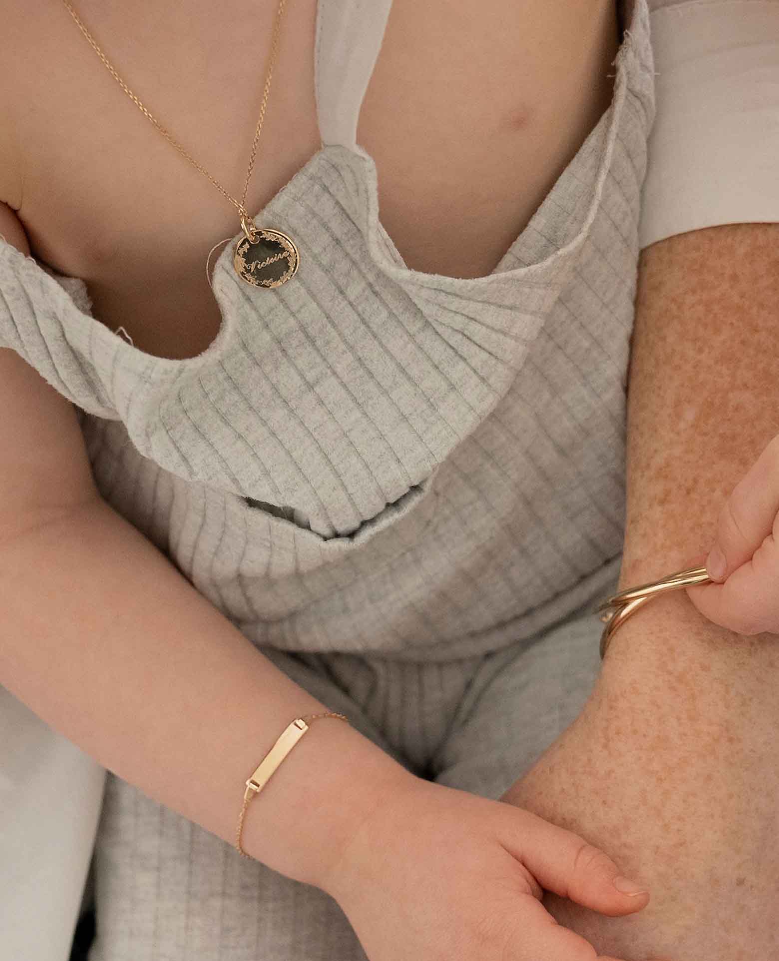 Collier baptême personnalisé couronne de feuilles