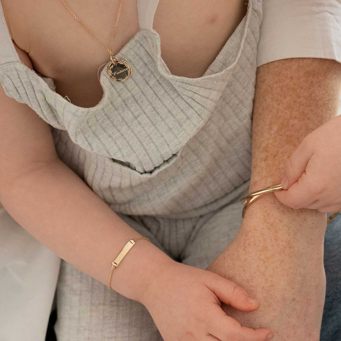 Collier baptême personnalisé couronne de feuilles
