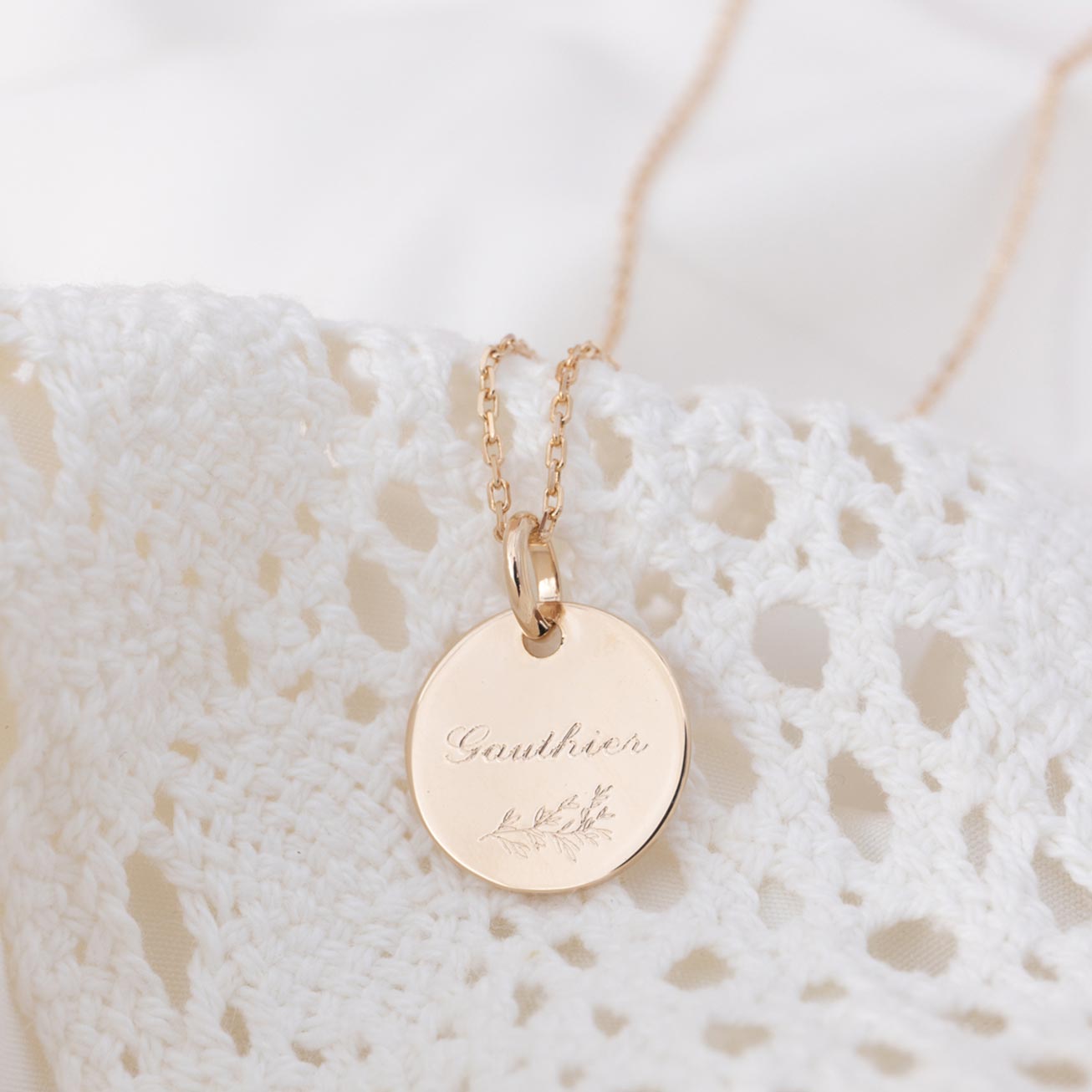 Collier baptême personnalisé branche de laurier