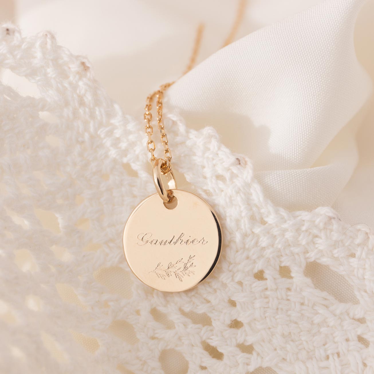 Collier baptême personnalisé branche de laurier