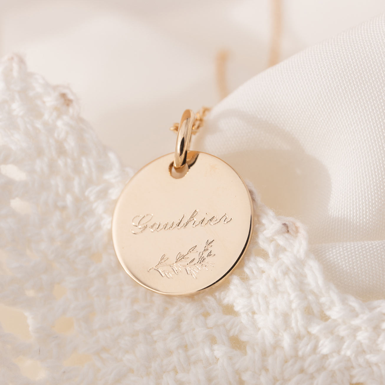 Collier baptême personnalisé branche de laurier