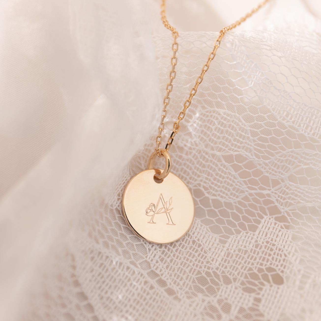 Collier baptême personnalisé lettrine florale