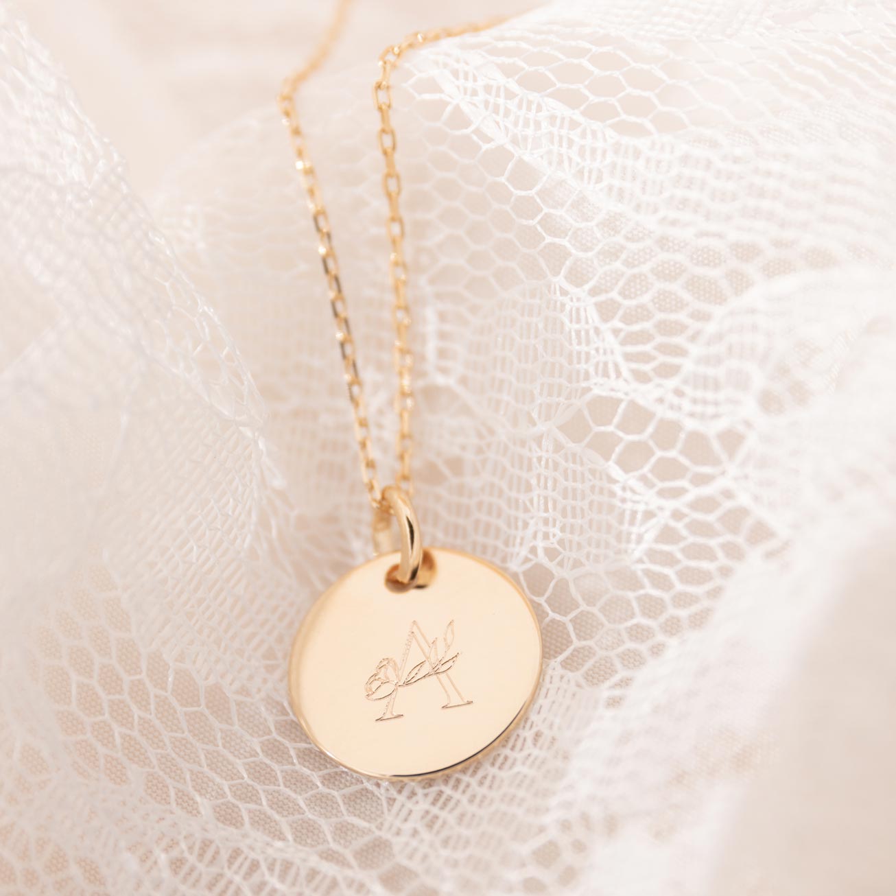 Collier baptême personnalisé lettrine florale
