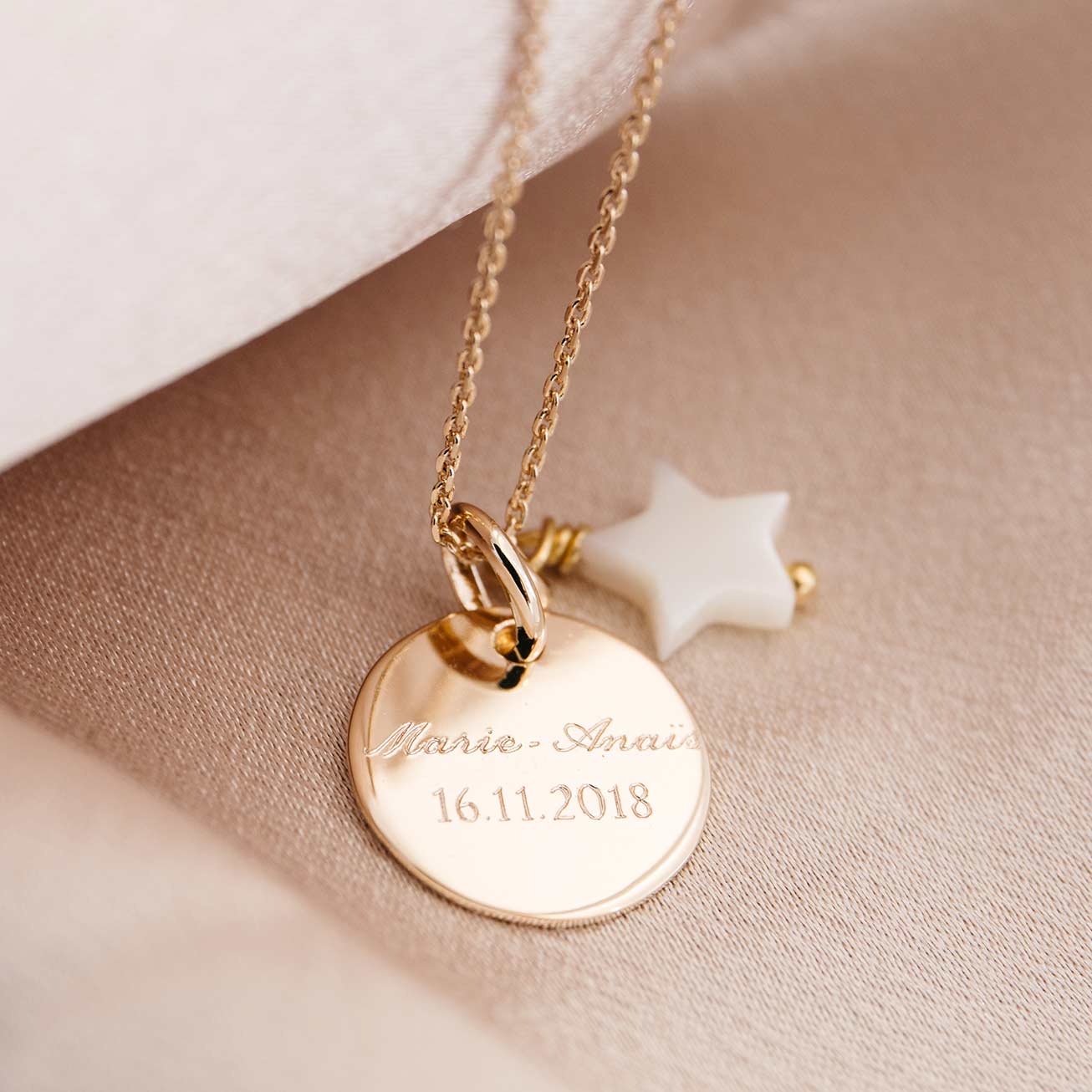 Collier prénom + date + etoile nacre