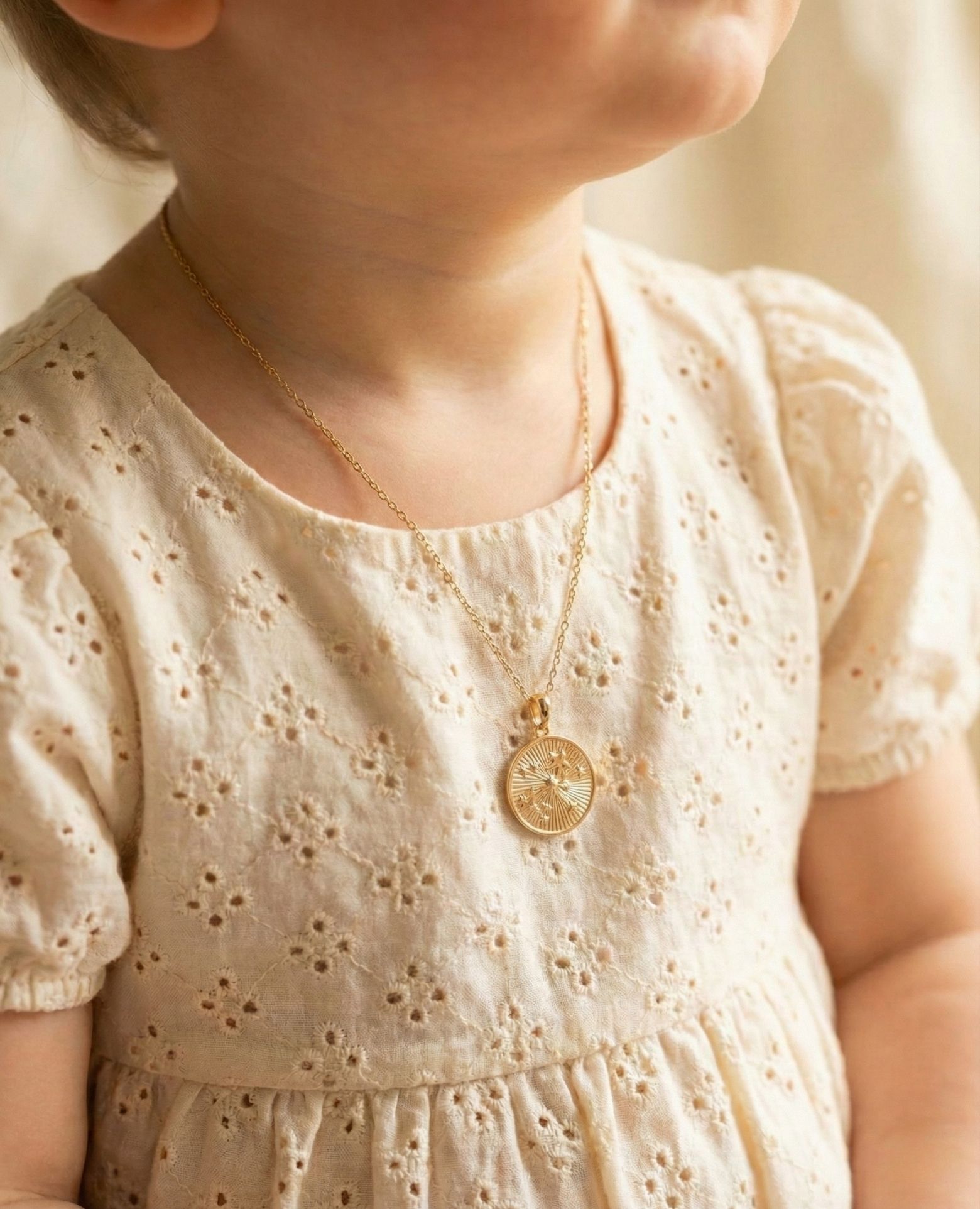 Médaille baptême plaqué or <i>Nuée d'étoiles</i>