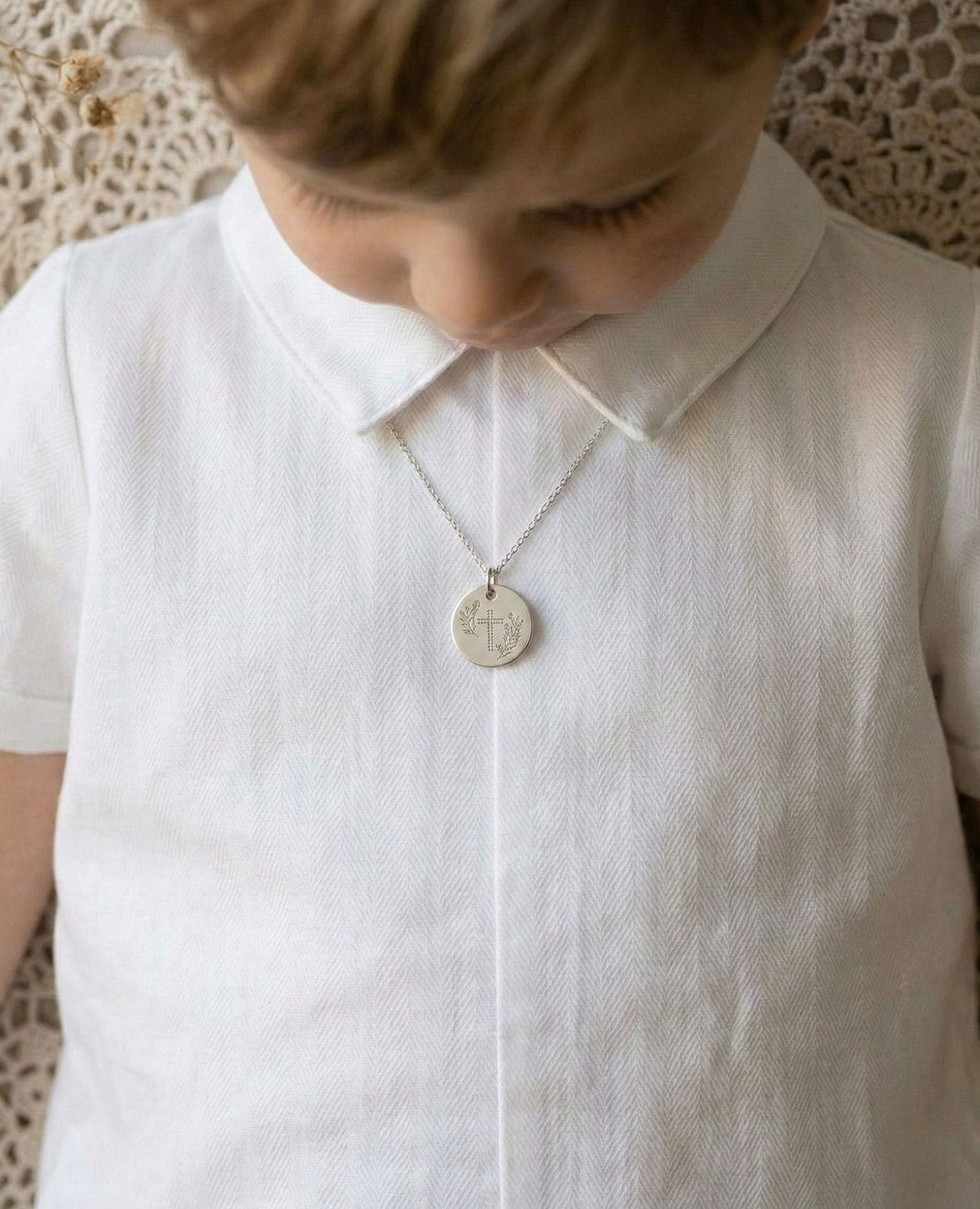 Médaille baptême argent croix et feuilles