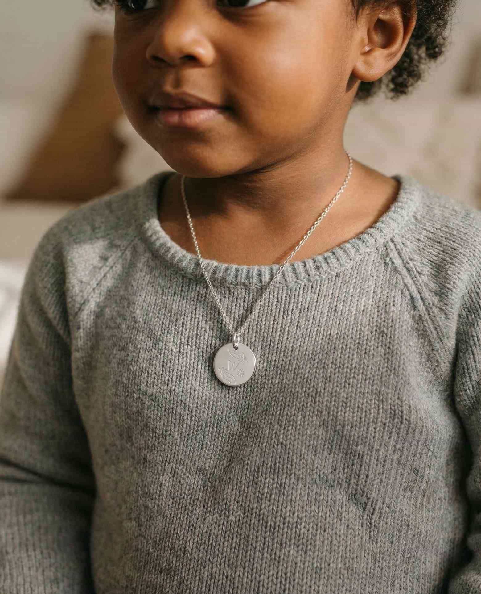 Médaille bapteme initiale mains argent 925