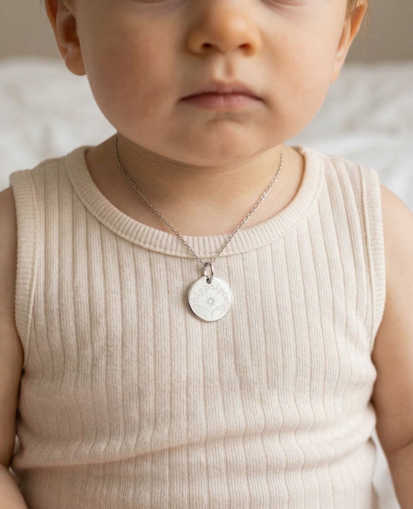 Médaille bapteme argent mains tendues prénom