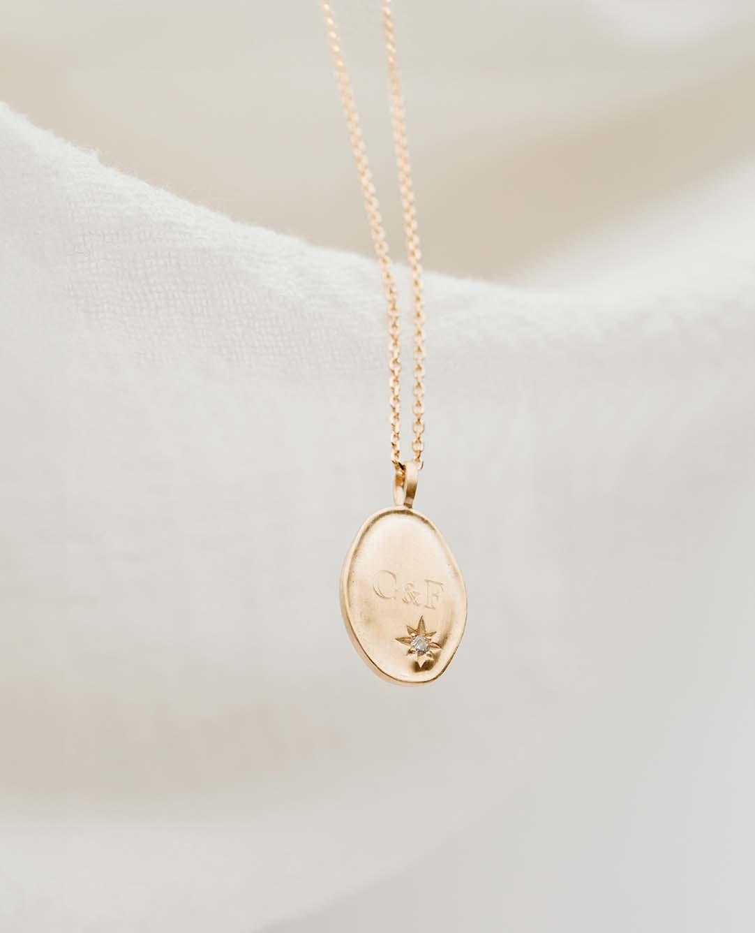 Médaille enfant Inès brossée zircon initiales