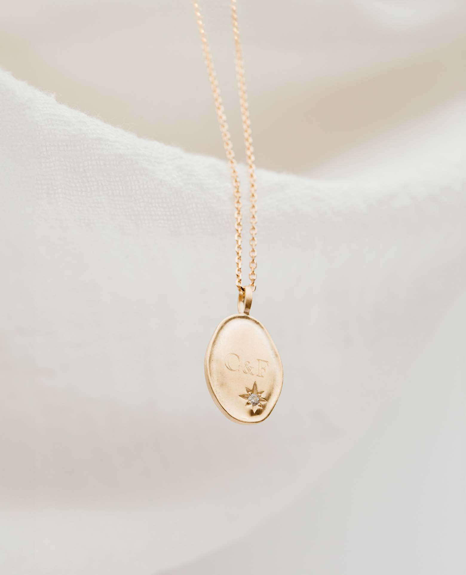 Médaille enfant Inès brossée zircon initiales
