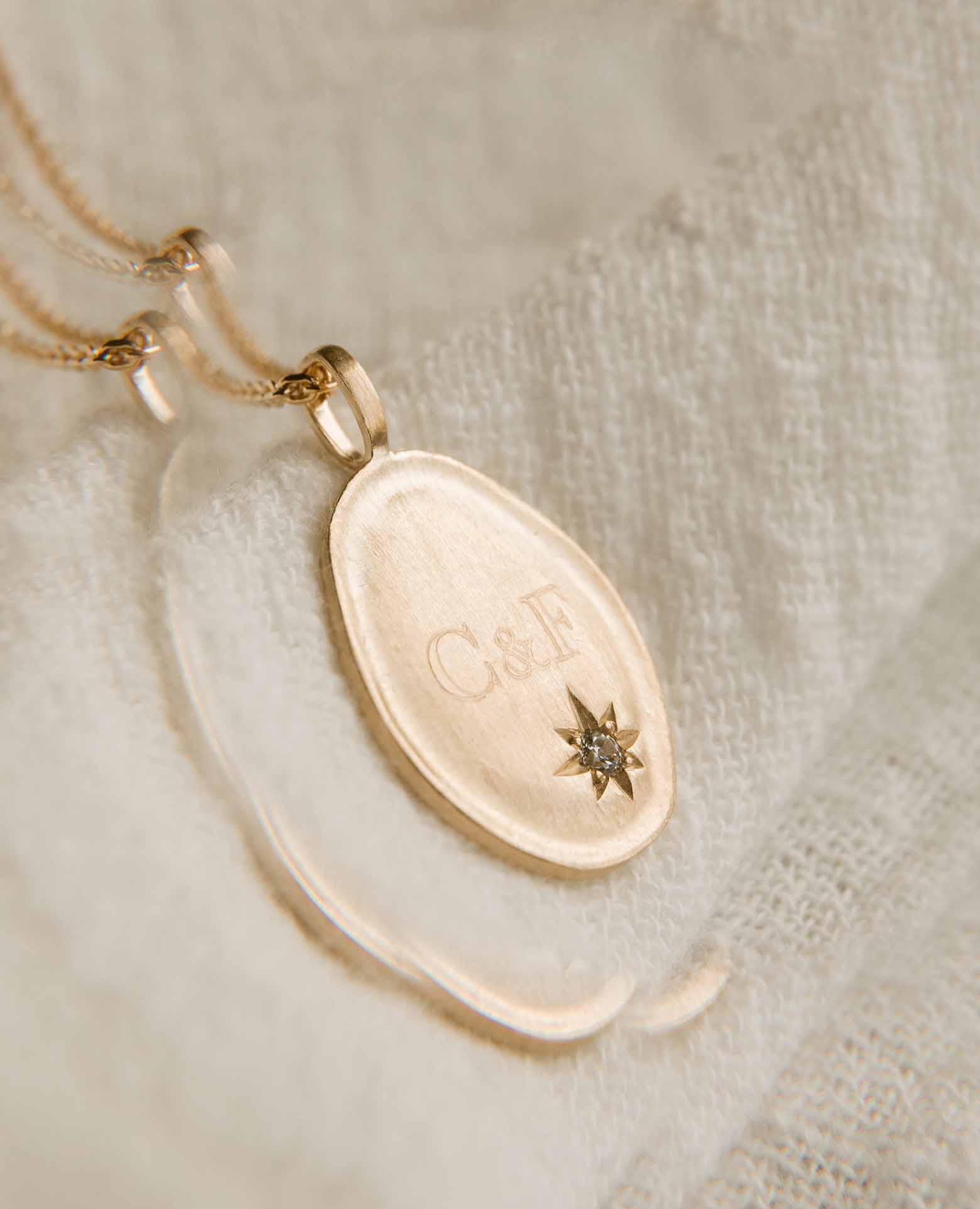 Médaille enfant Inès brossée zircon initiales