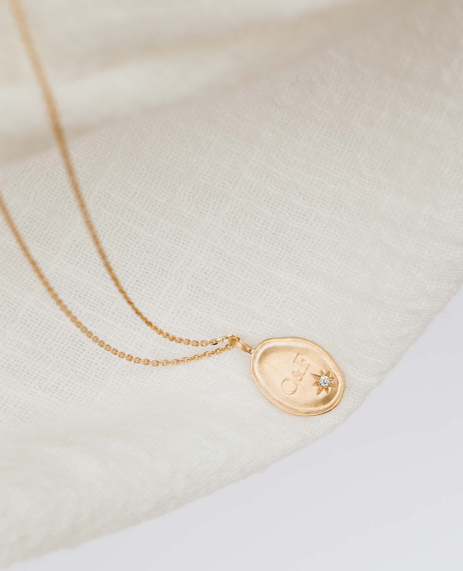 Médaille enfant Inès brossée zircon initiales