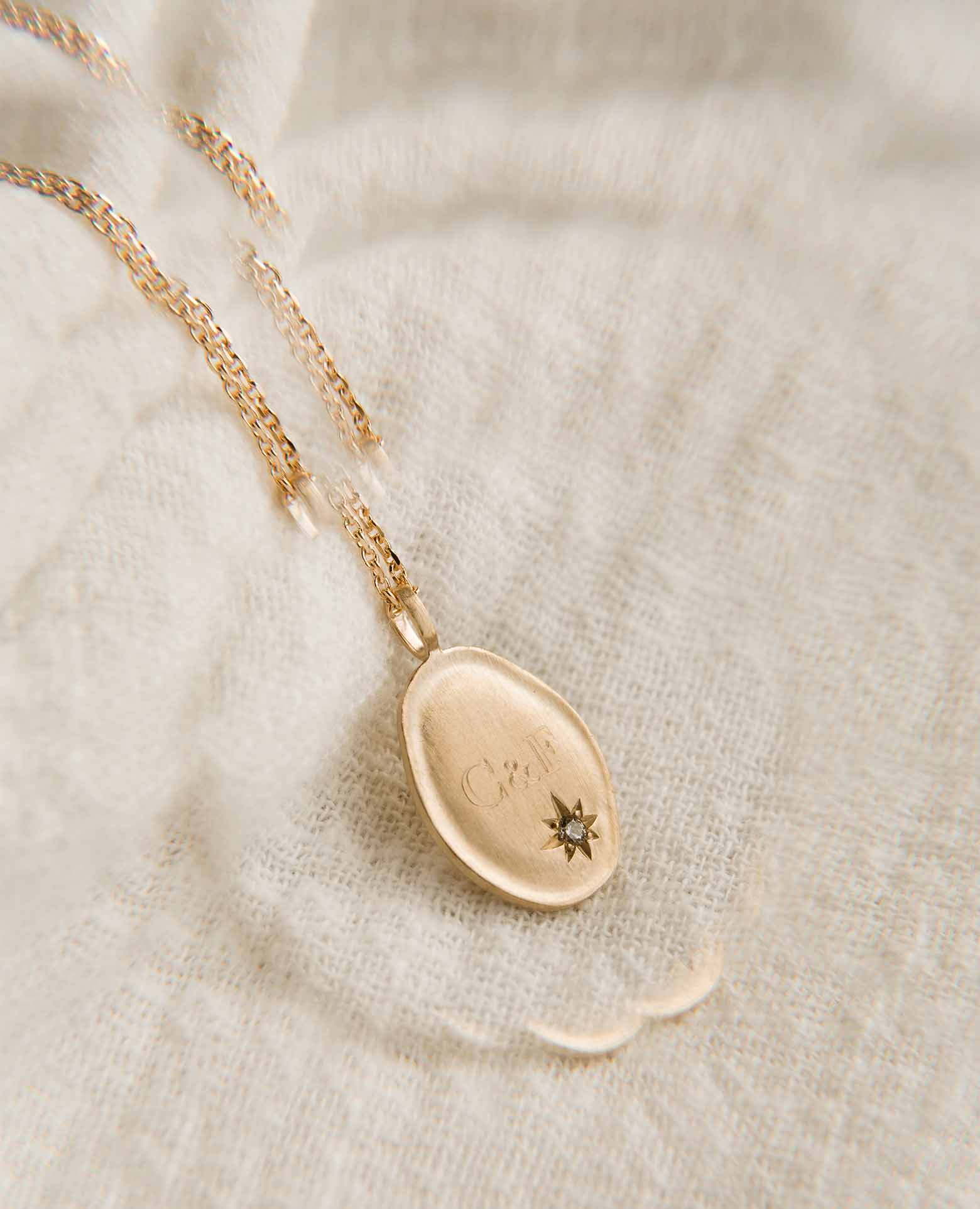 Médaille enfant Inès brossée zircon initiales