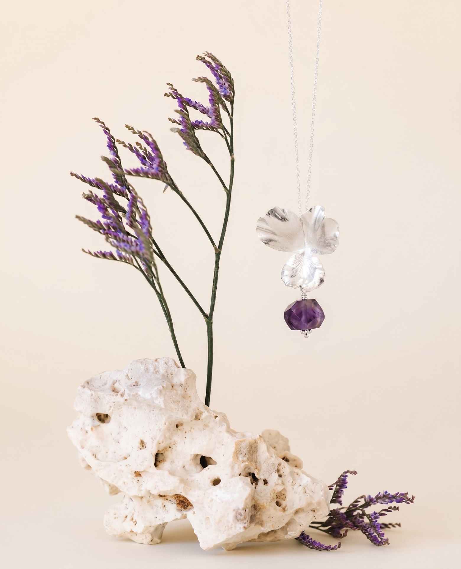 Collier fleur <i>Pensée</i> et son Améthyste