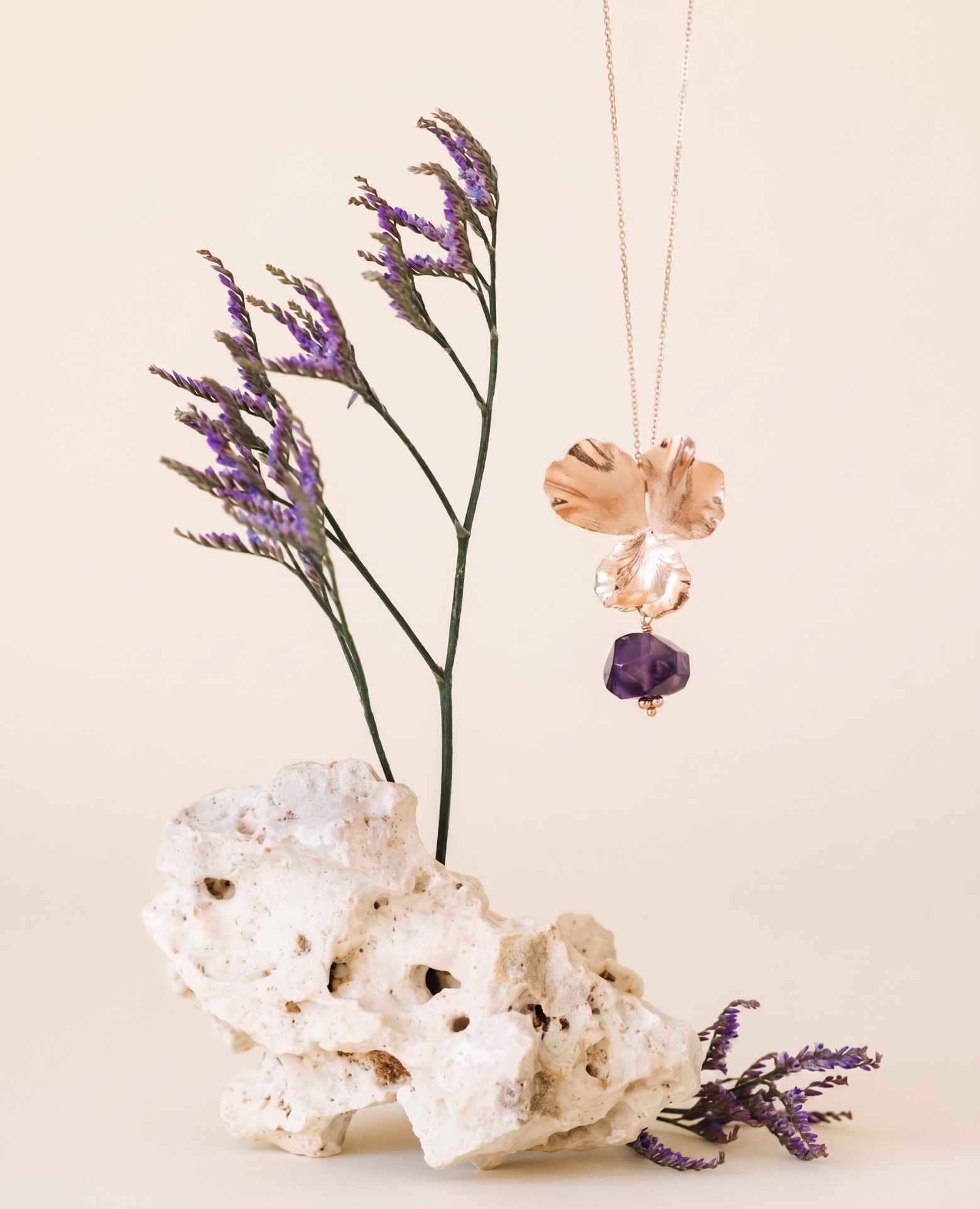 Collier fleur <i>Pensée</i> et son Améthyste