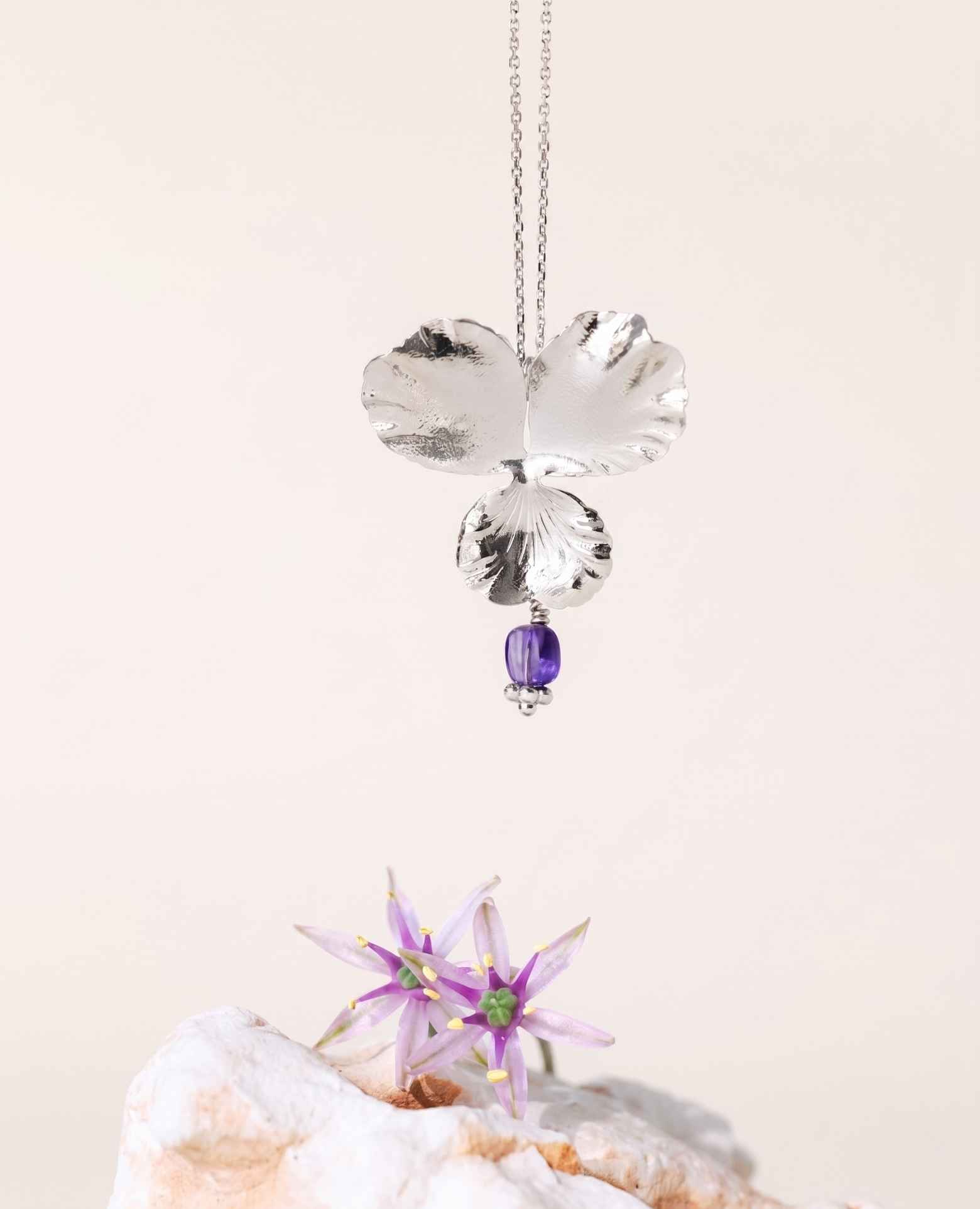 Collier fleur <i>Pensée</i> et pierre d'améthyste