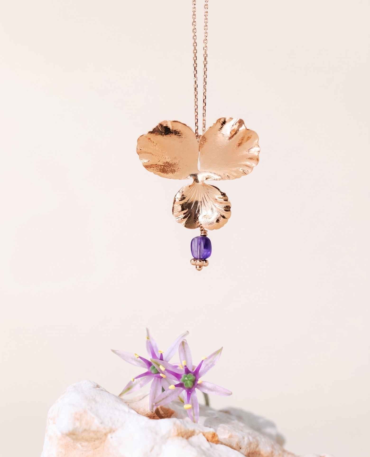 Collier fleur <i>Pensée</i> et pierre d'améthyste