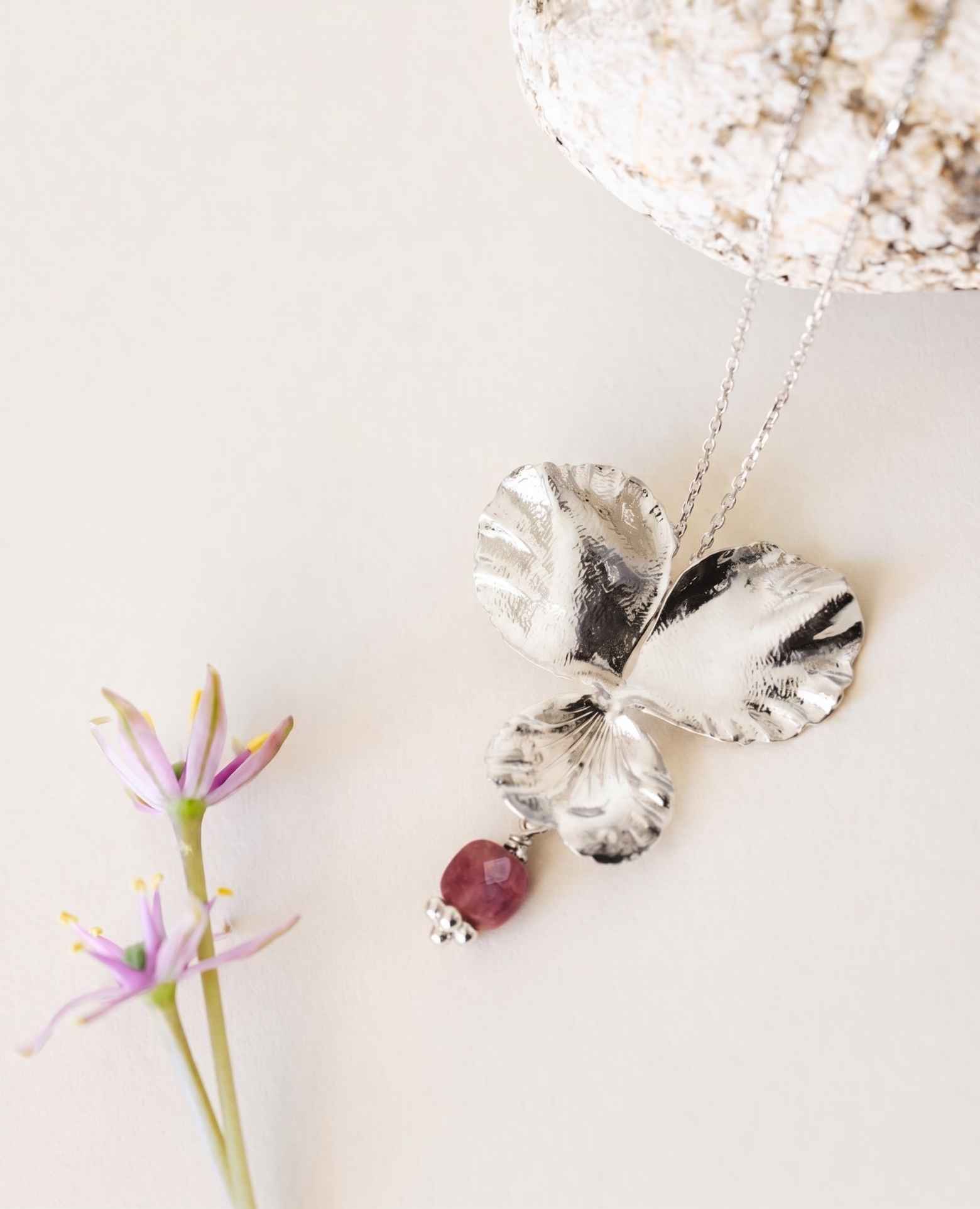 Pendentif fleur de <i>Pensée</i> pierre de Rubis