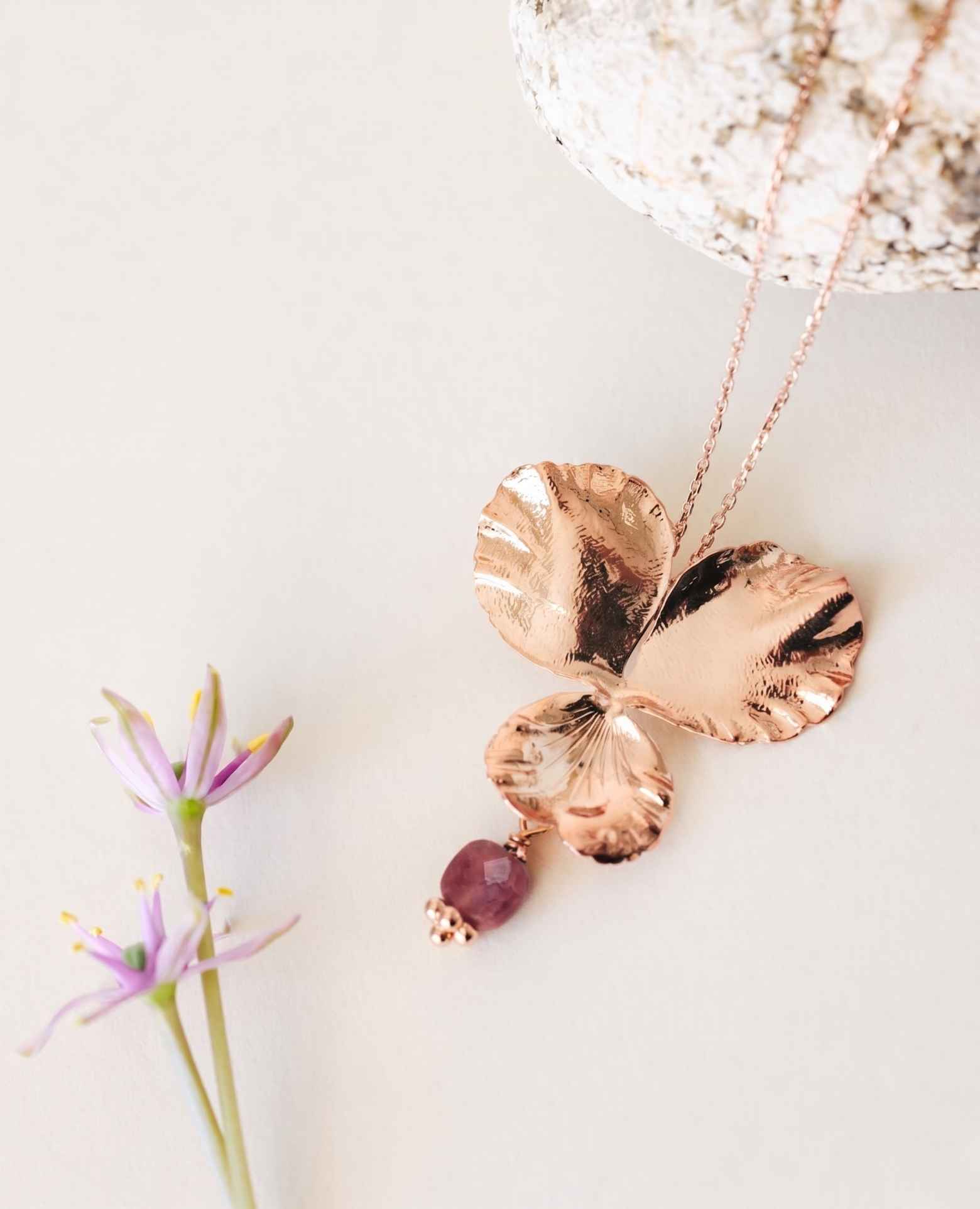 Pendentif fleur de <i>Pensée</i> pierre de Rubis