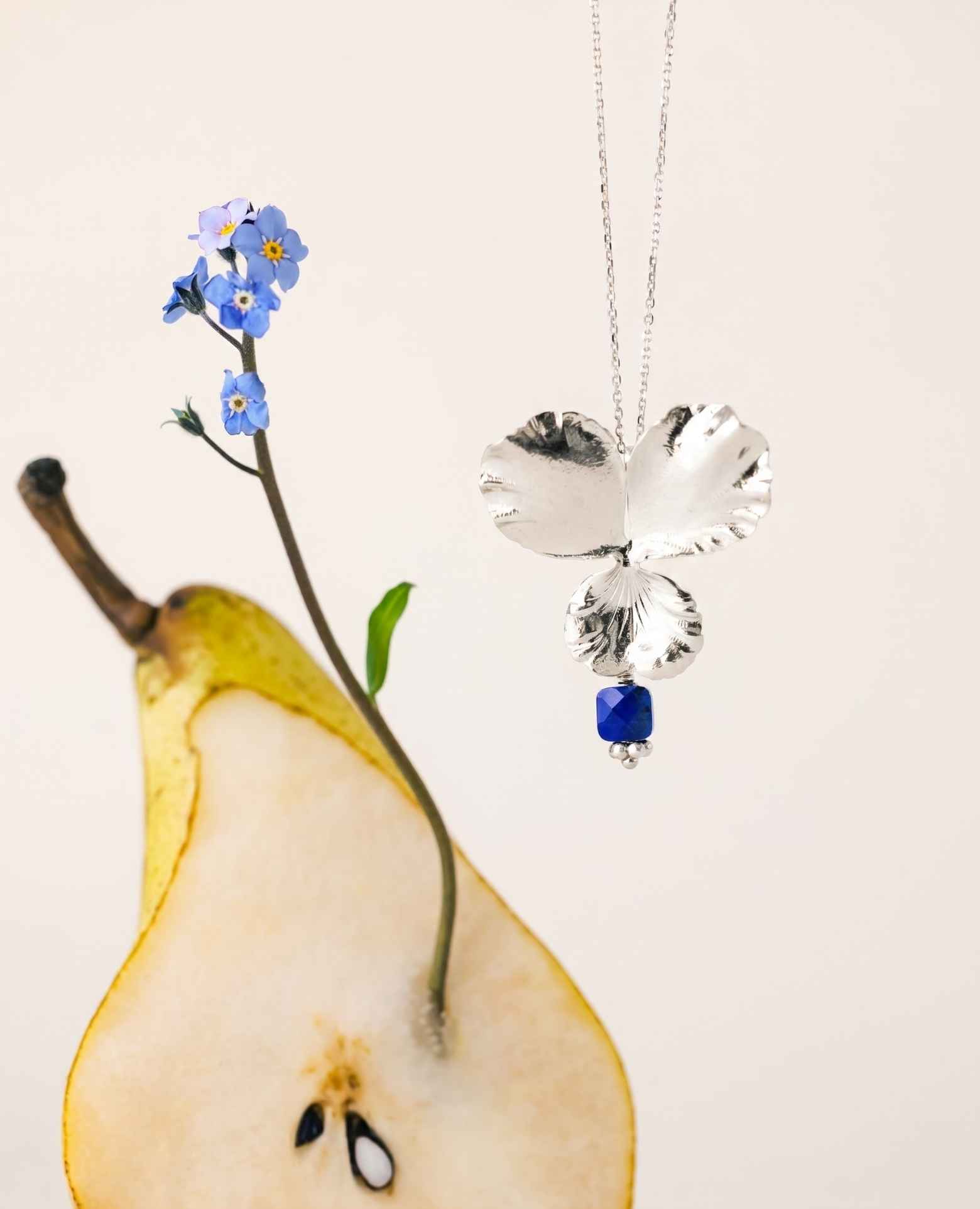 Pendentif fleur <i>Pensée</i> et pierre de Lapis c