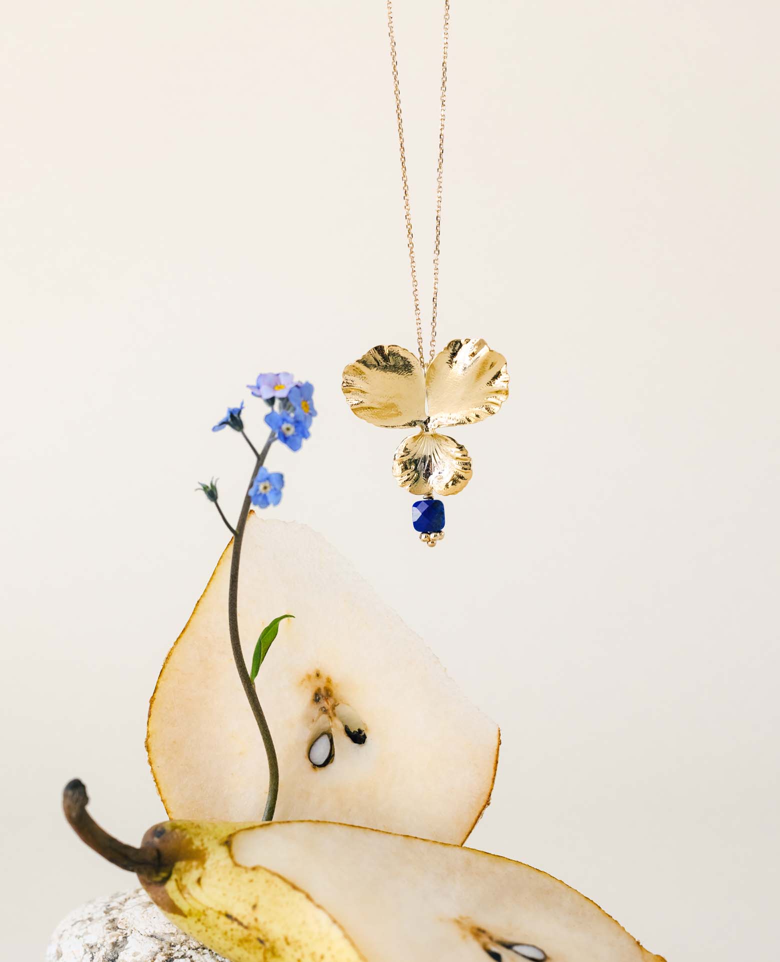 Pendentif fleur <i>Pensée</i> et pierre de Lapis c
