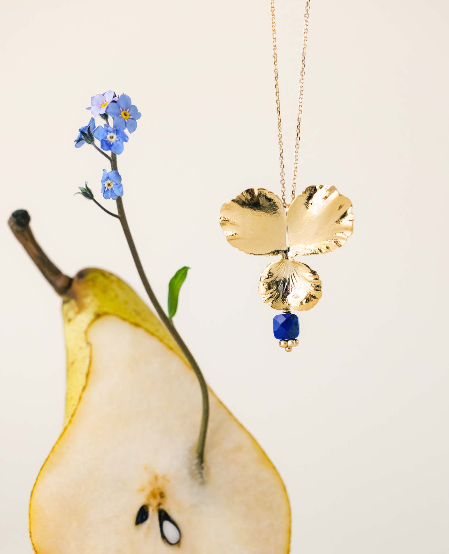 Pendentif fleur <i>Pensée</i> et pierre de Lapis c