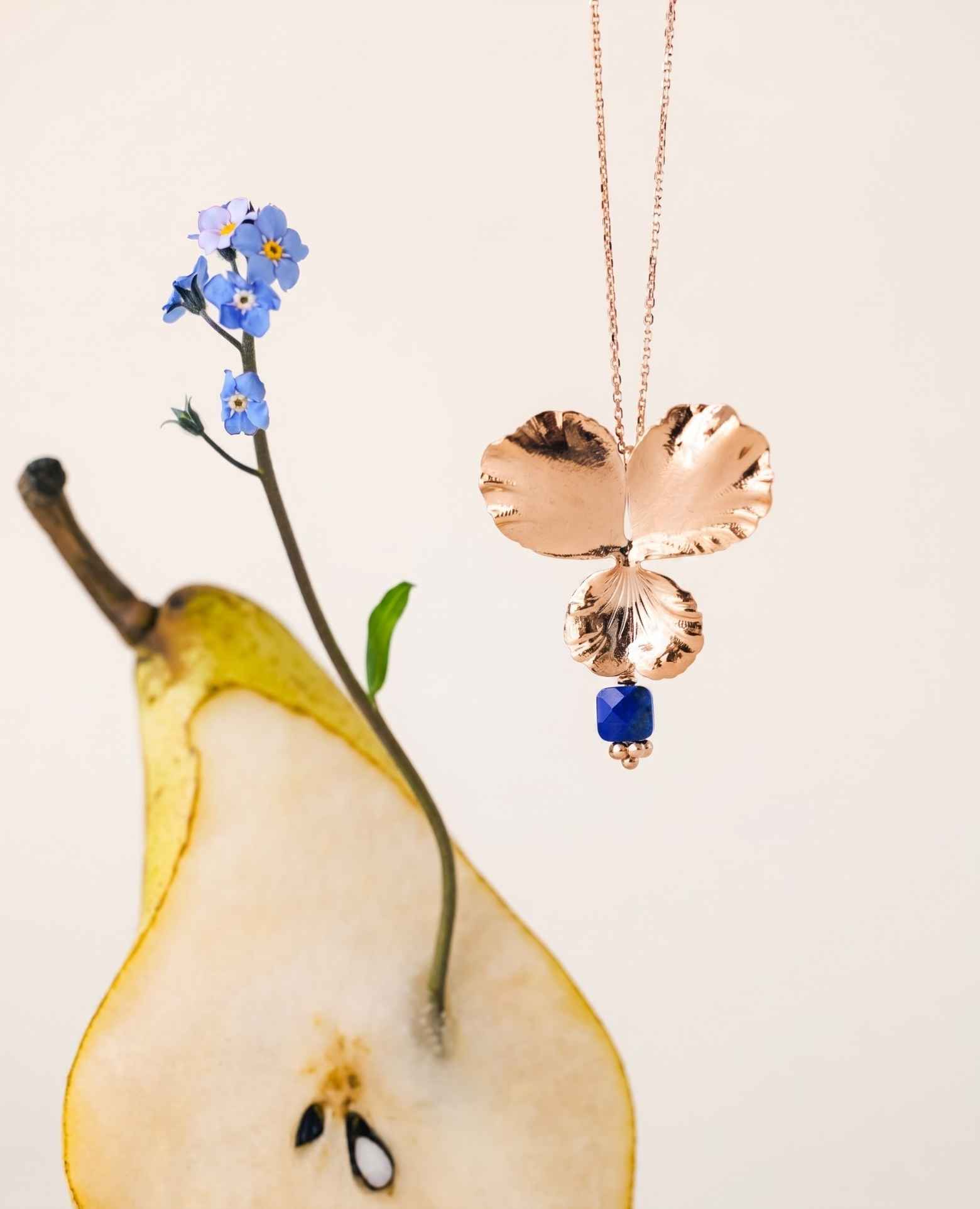 Pendentif fleur <i>Pensée</i> et pierre de Lapis c