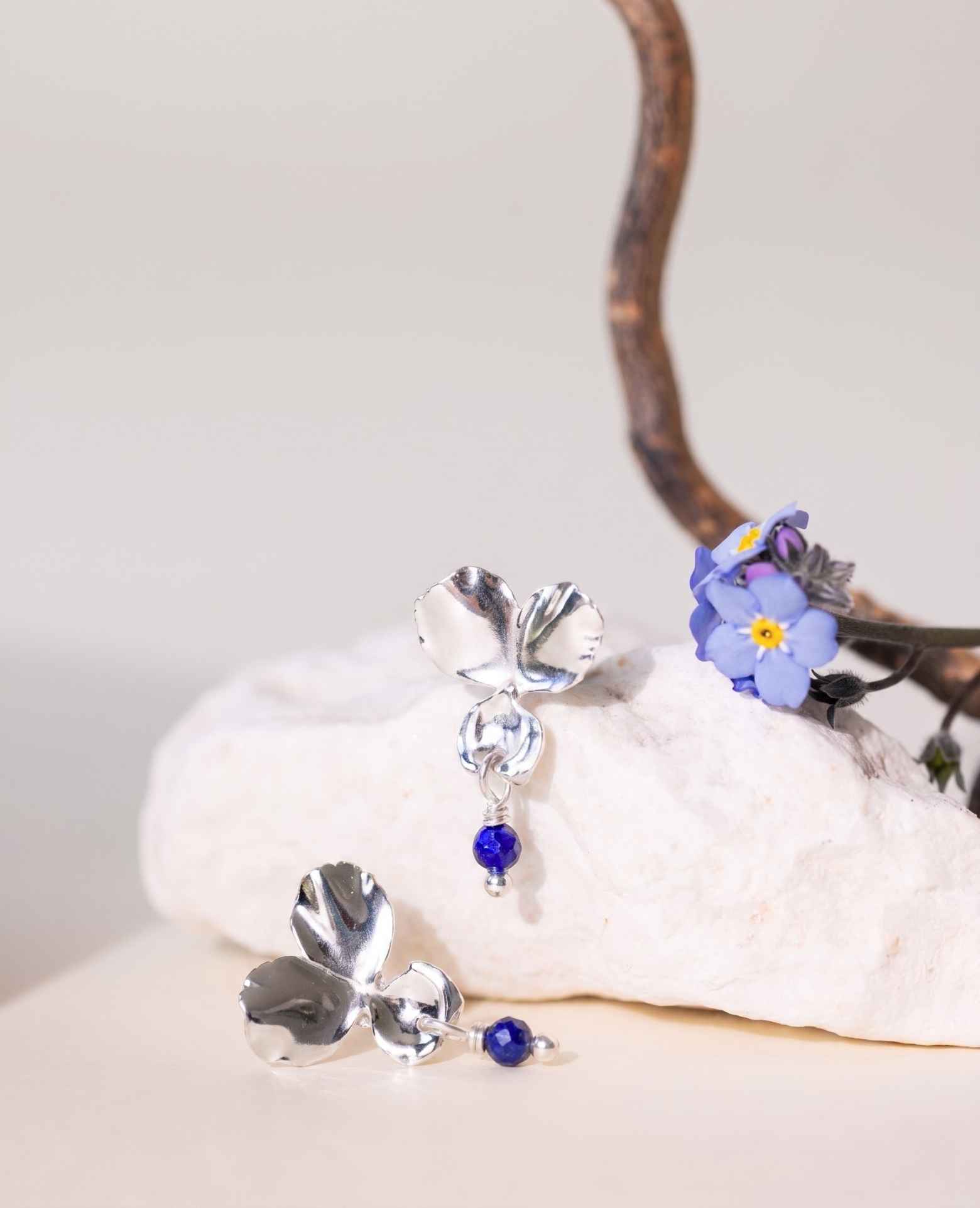 Boucles d'oreilles <i>Pensée</i> et Lapis Lazuli