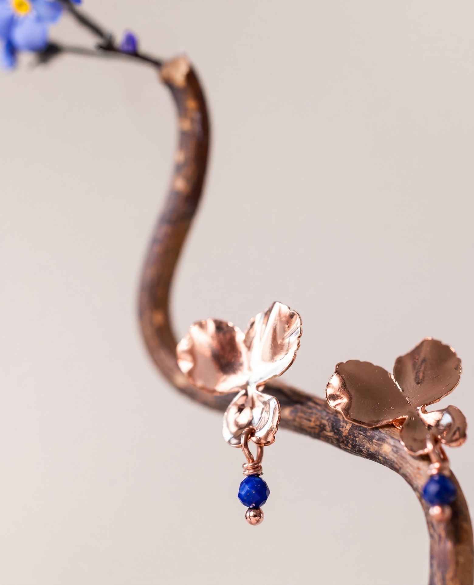 Boucles d'oreilles <i>Pensée</i> et Lapis Lazuli