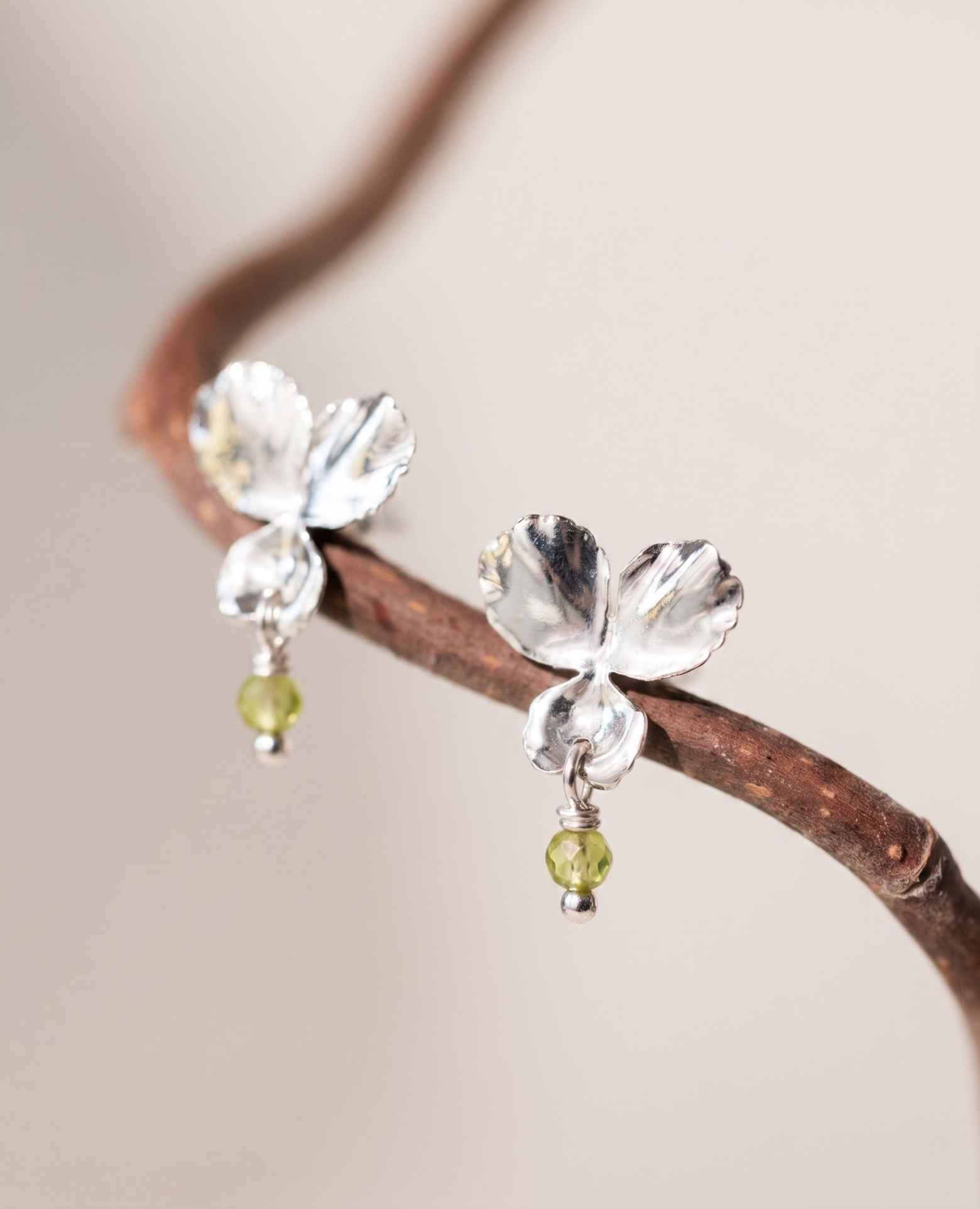Boucle d'oreille fleur pensée Péridot